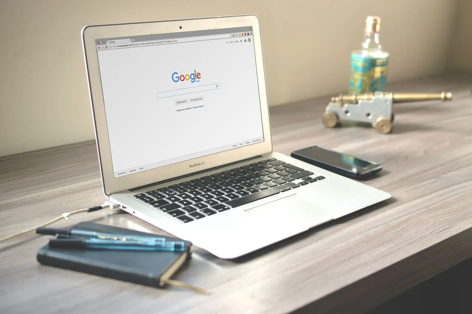 Portátil con la búsqueda de Google abierta en un escritorio
