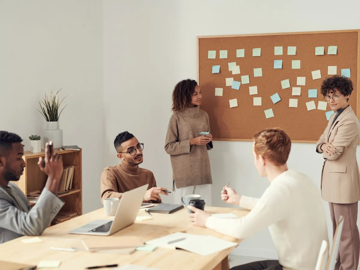 Equipo de una agencia de inteligencia artificial planificando una estrategia