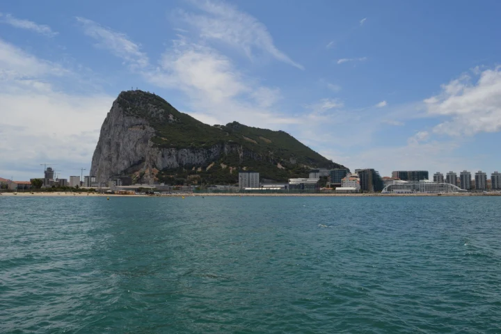 El Peñón de Gibraltar y la costa junto a La Línea