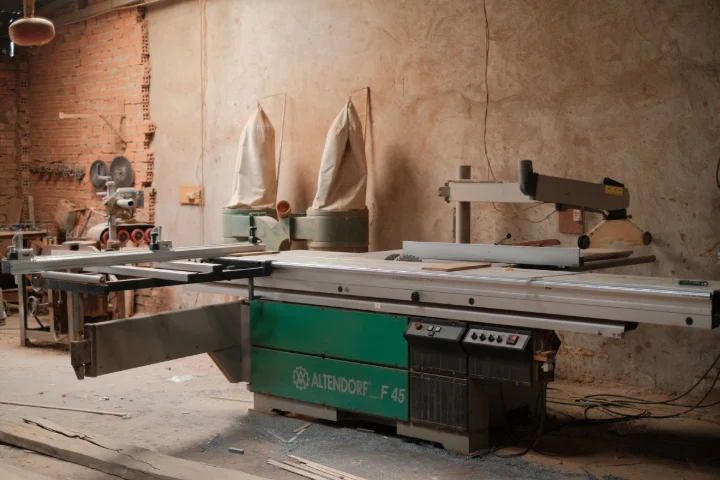 Taller de carpintería y fabricación de muebles