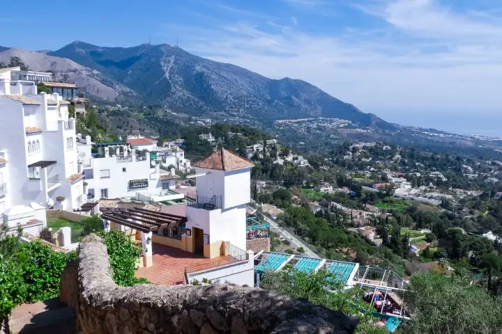 Casas blancas de Mijas con vistas a la costa