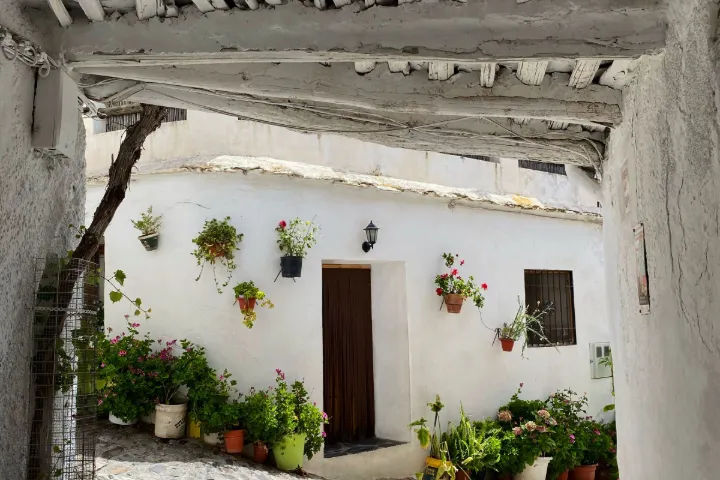 Calle encalada de un pueblo andaluz