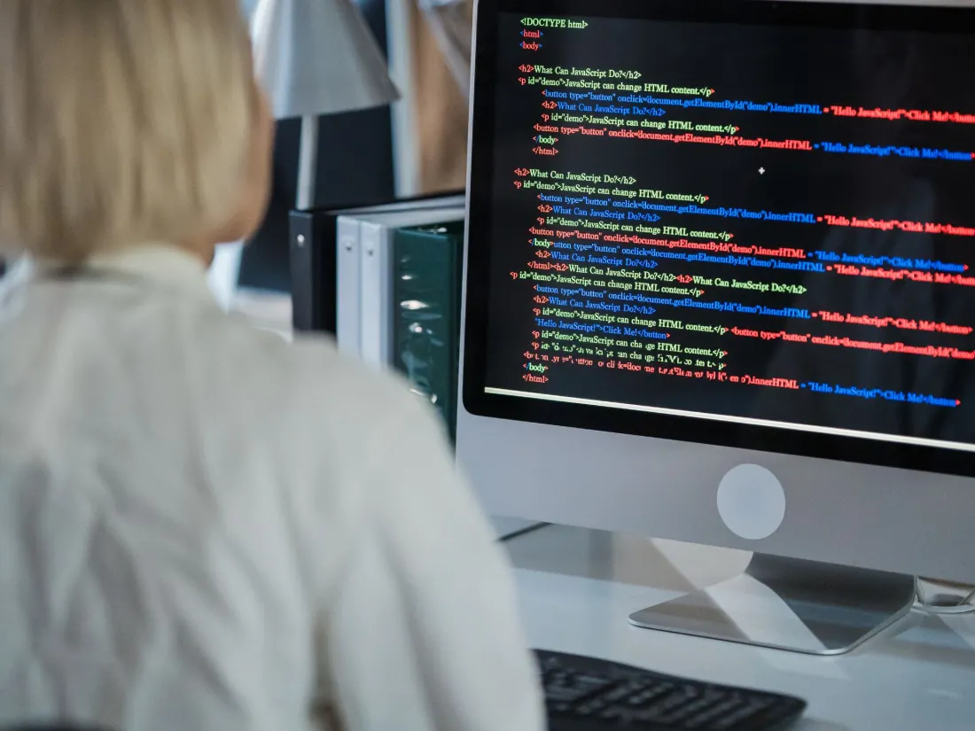 Profesional supervisando un agente de inteligencia artificial en su ordenador
