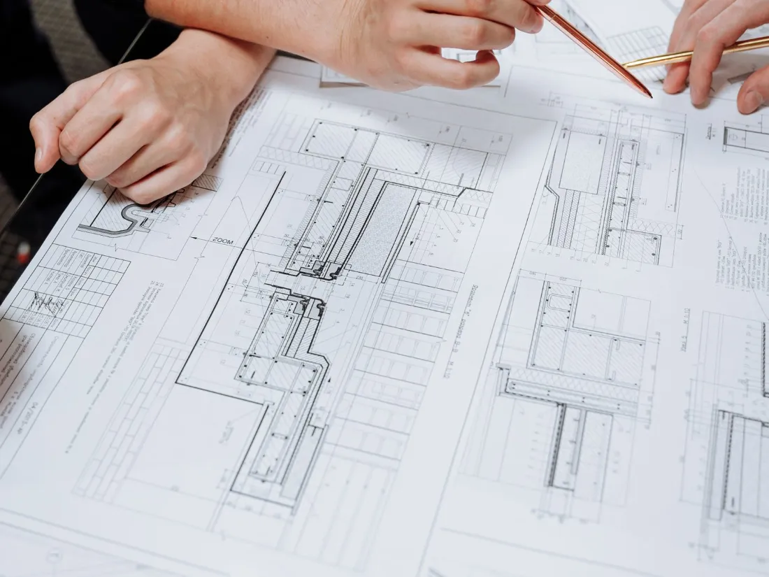 Arquitectos revisando planos con un cliente
