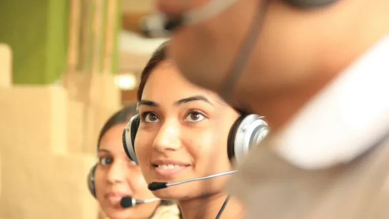 Equipo de atención al cliente con auriculares trabajando en una oficina