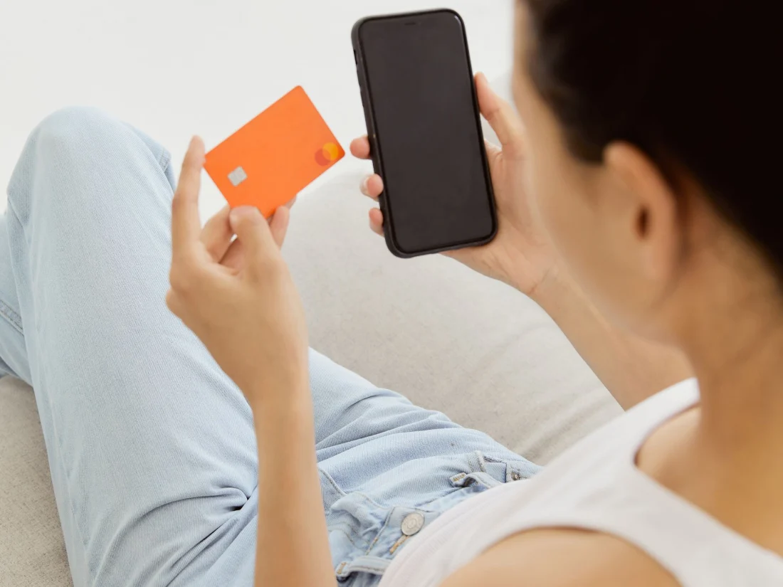 Clienta comprando en una tienda online desde el móvil