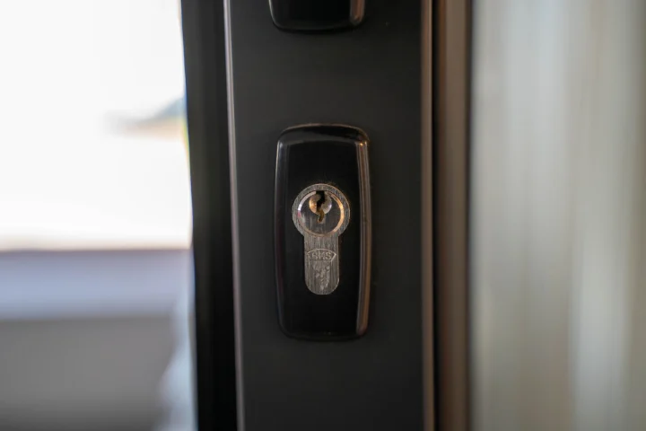 Cerradura de seguridad instalada en una puerta