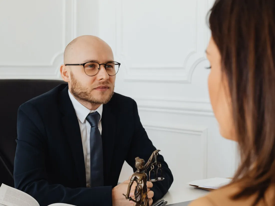 Abogado atendiendo a un cliente en su despacho