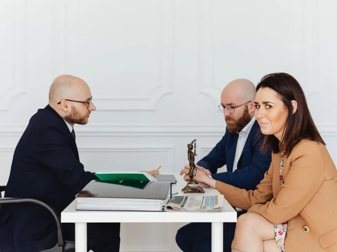 Abogado reunido con una pareja