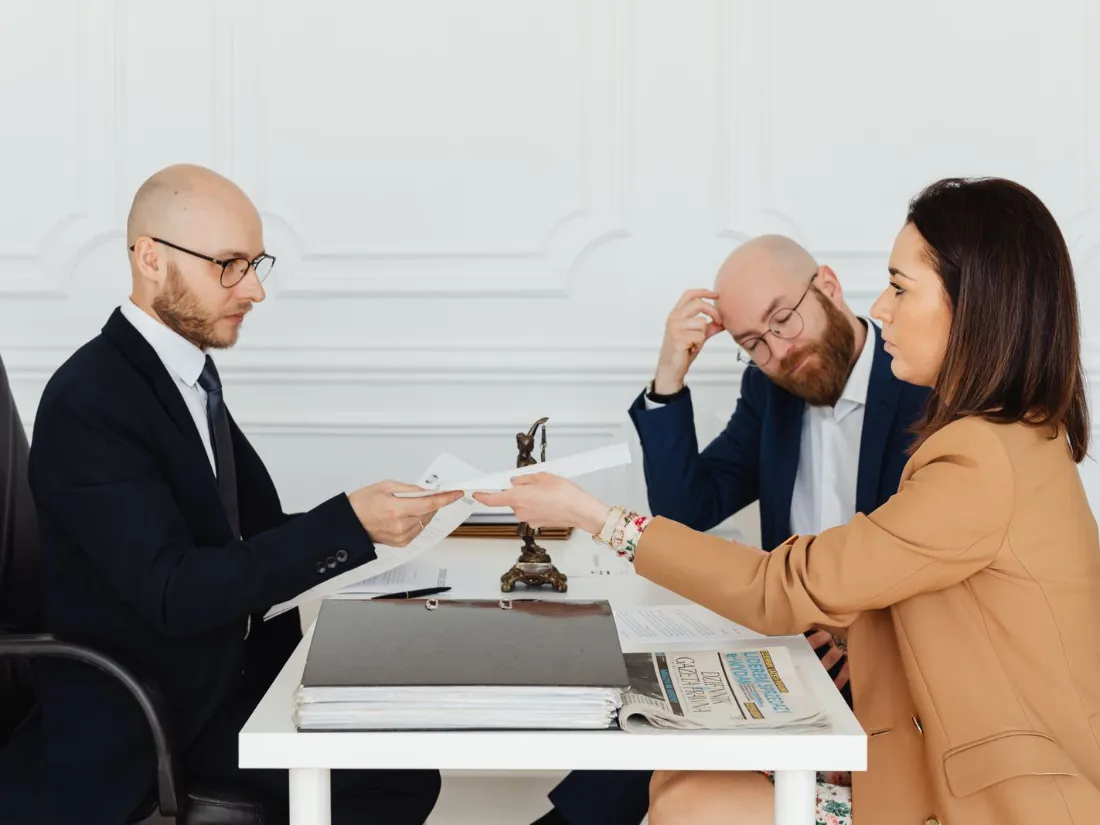 Reunión de un abogado con sus clientes en el despacho