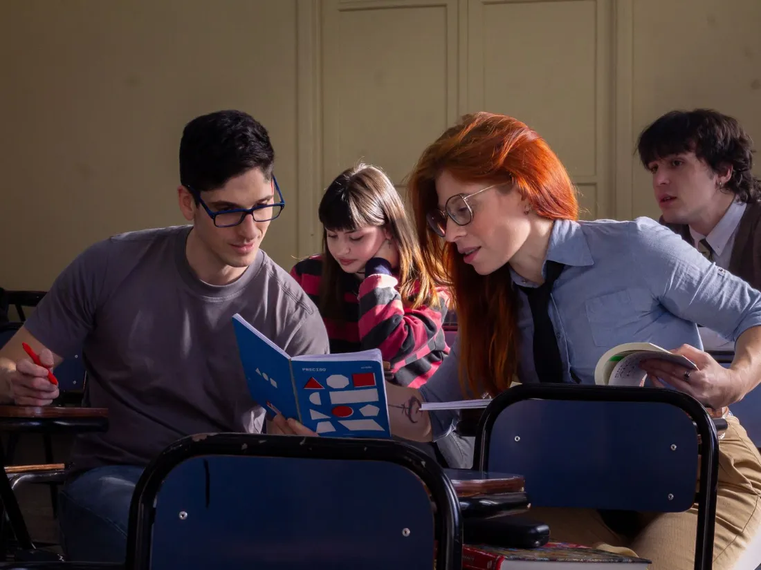 Alumnos estudiando juntos