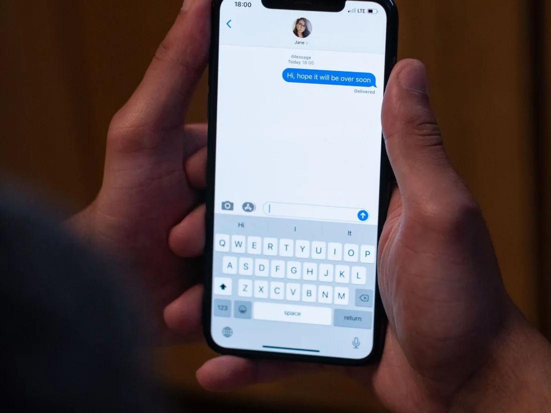 Cliente escribiendo por WhatsApp desde el móvil