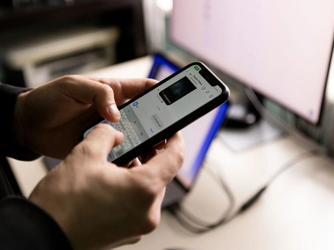 Cliente escribiendo por WhatsApp desde el móvil