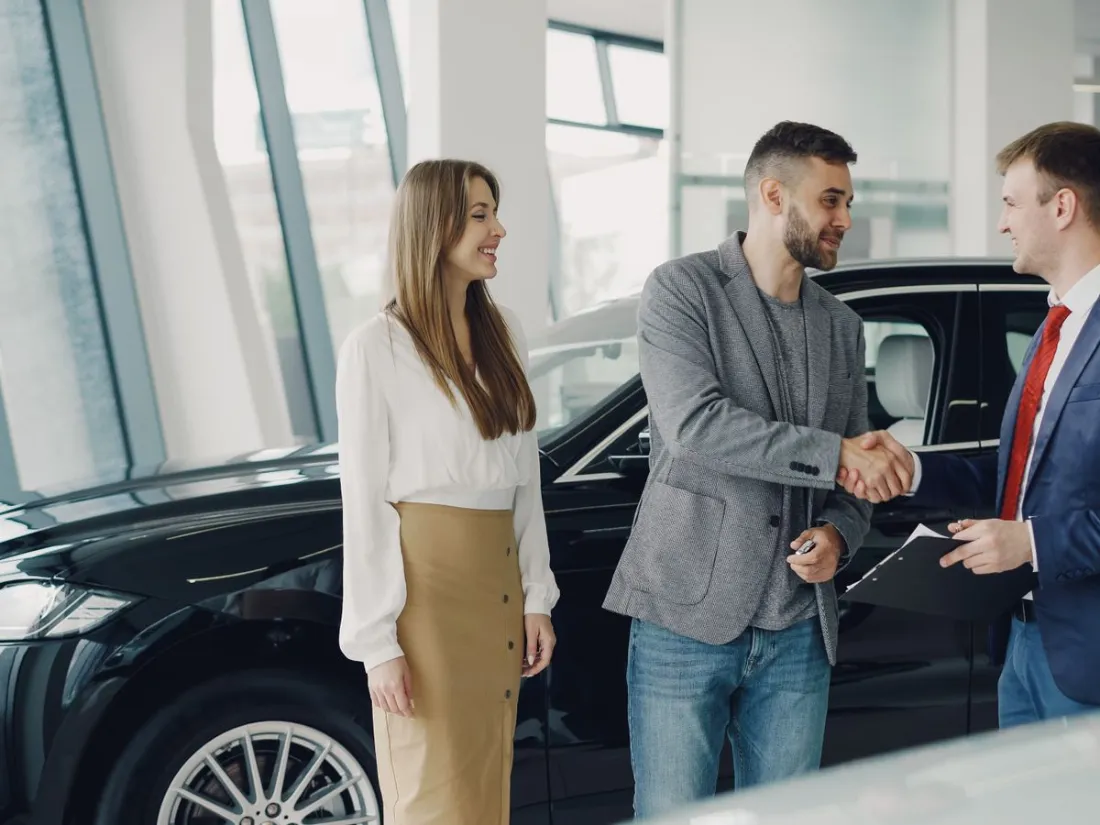 Firma de la compra de un coche en un concesionario