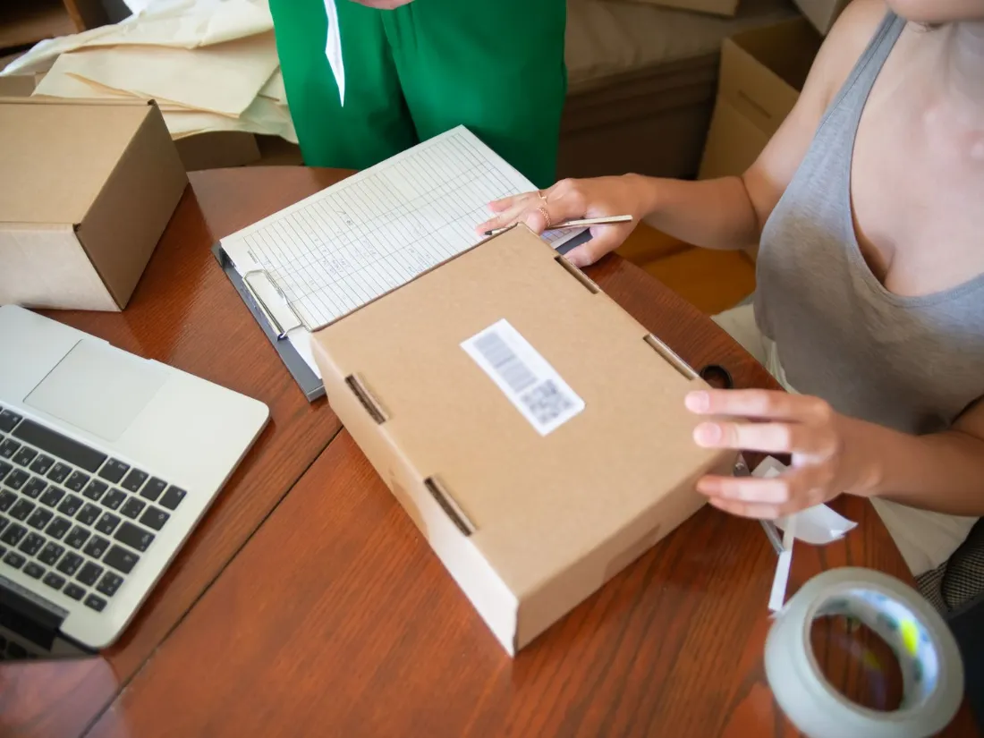 Equipo empaquetando pedidos de una tienda online