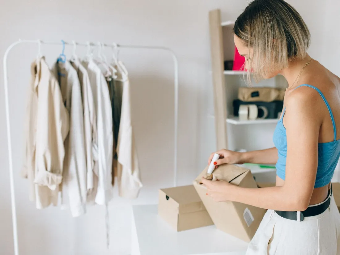 Preparación de un pedido de ropa para enviar