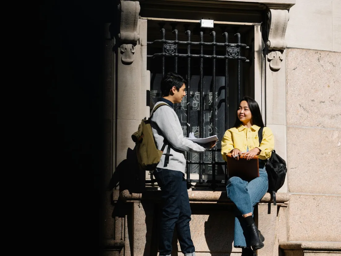Estudiantes universitarios conversando en el campus