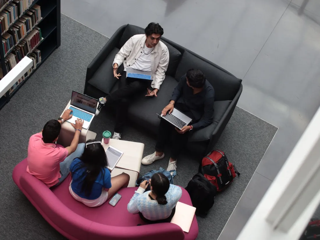 Estudiantes trabajando con portátiles