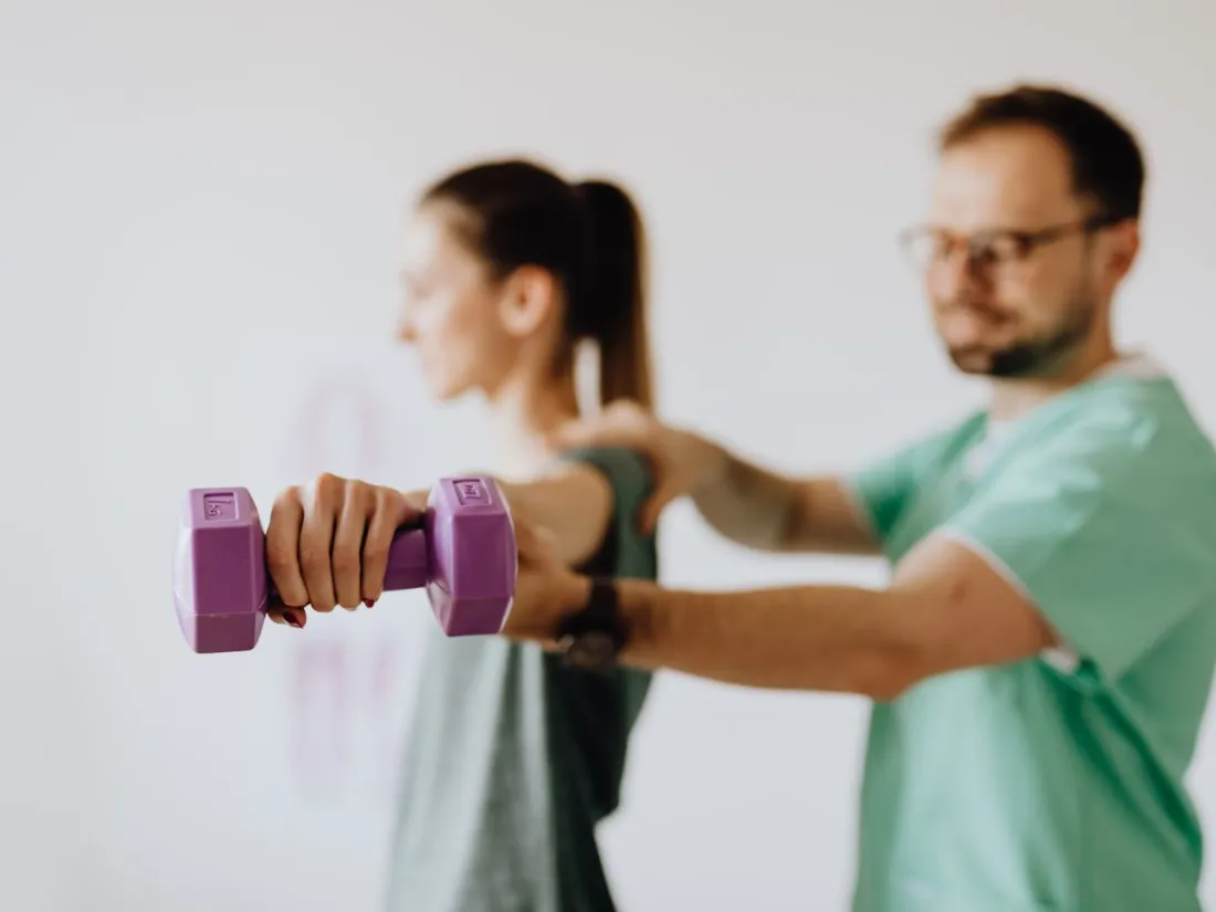 Fisioterapeuta guiando un ejercicio de rehabilitación