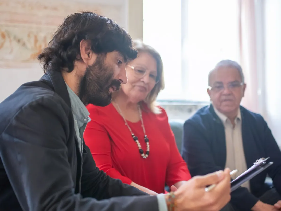 Asesor revisando documentos con un cliente