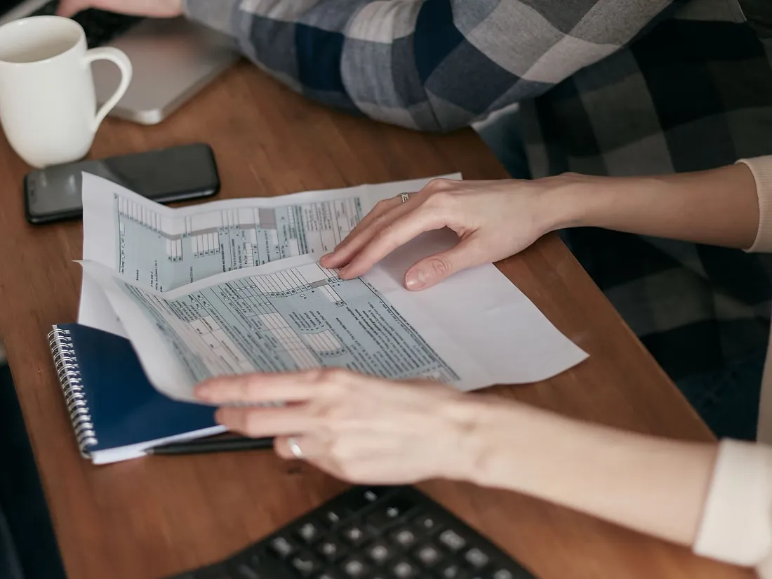 Formularios de impuestos sobre la mesa de una gestoría