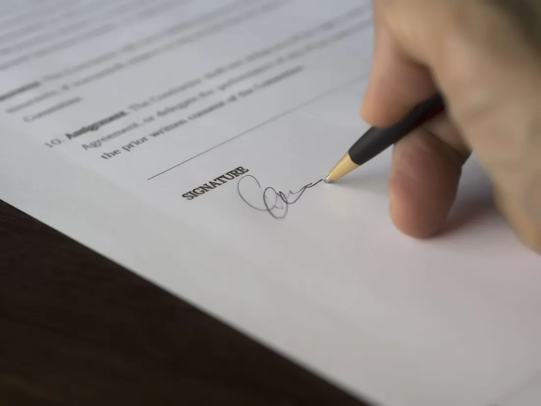 Firma de un contrato con pluma
