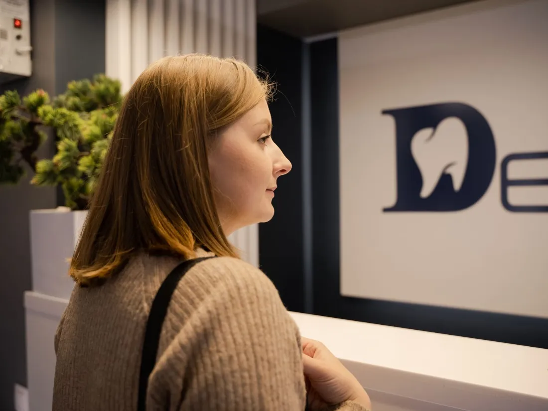 Paciente esperando en la recepción de una clínica dental