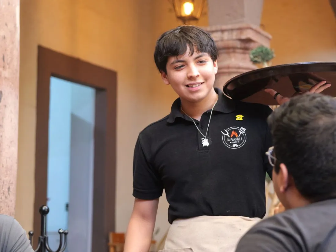Camarero atendiendo a los clientes en un restaurante