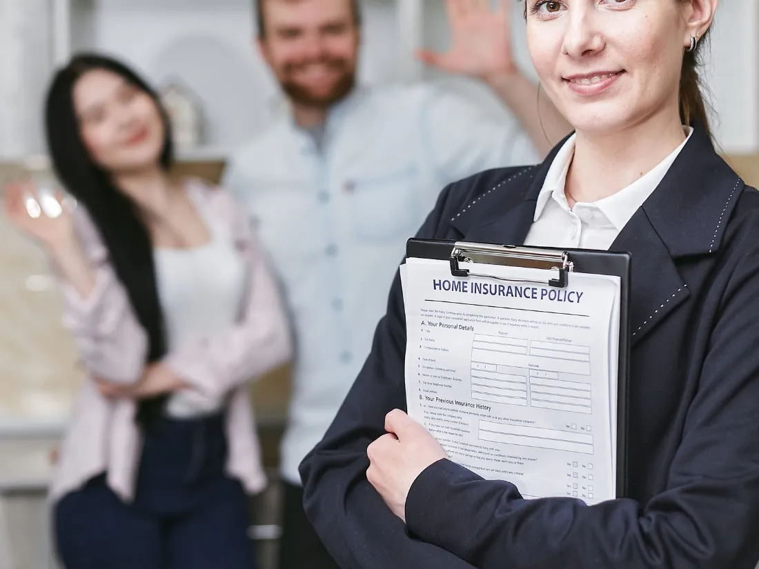 Agente de seguros mostrando una póliza