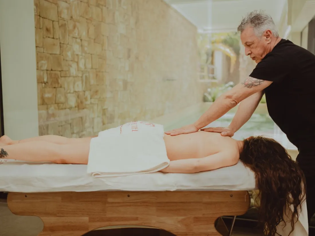 Terapeuta realizando un masaje en un spa
