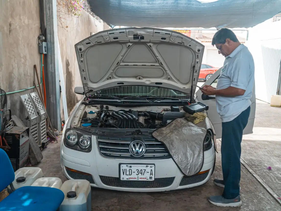 Interior de un taller mecánico con coches en reparación