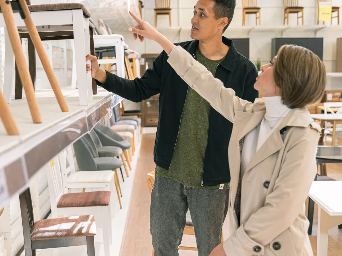 Pareja eligiendo muebles en una tienda