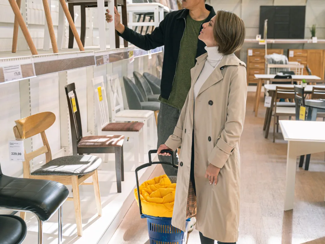 Clientes mirando sillas en una tienda de muebles