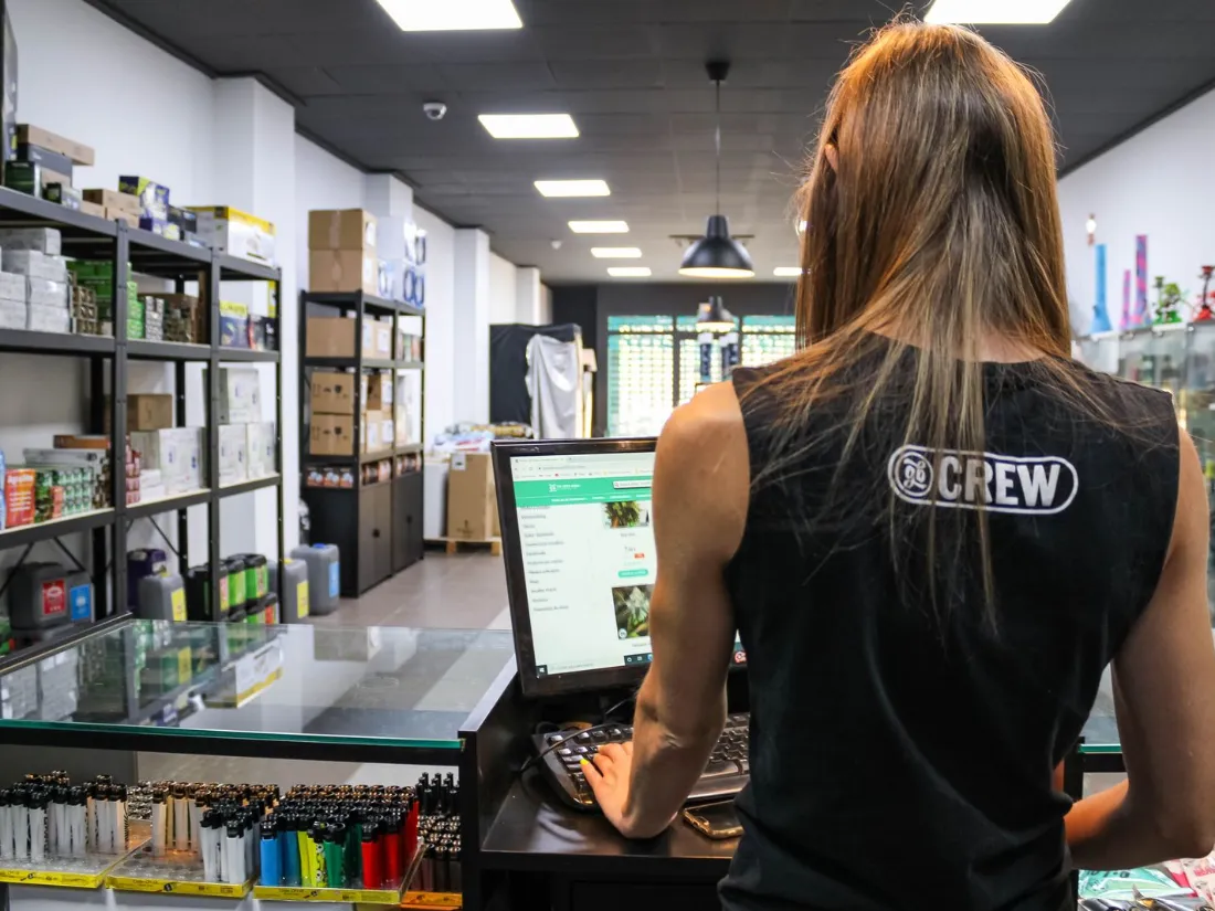 Dependiente atendiendo a un cliente en una tienda de ropa