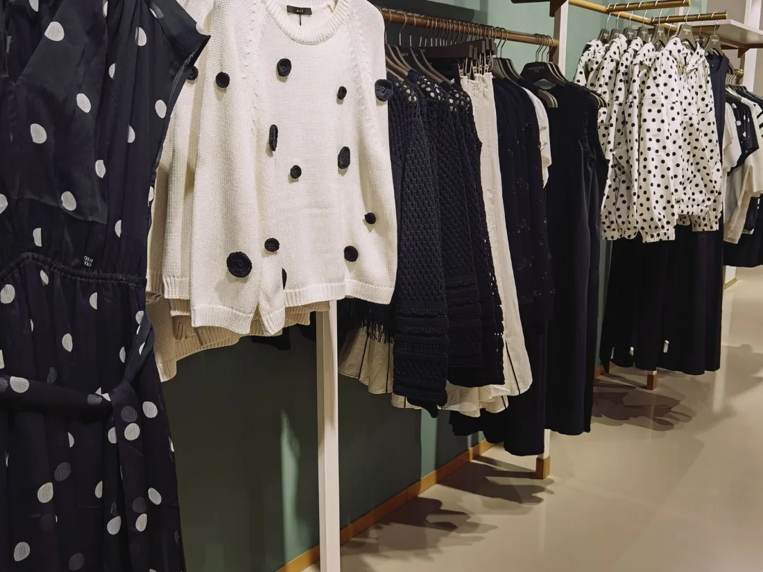 Prendas expuestas en una tienda de ropa