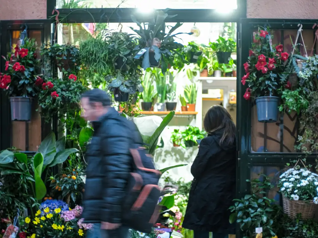Comercio local a pie de calle con clientes pasando