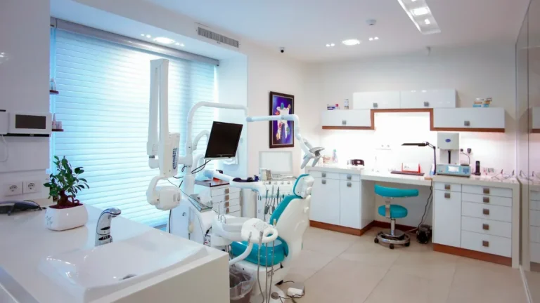 Consulta de una clínica dental moderna preparada para recibir pacientes