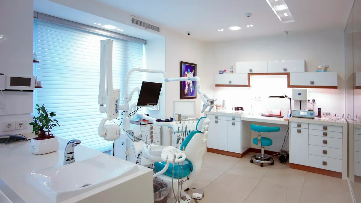 Consulta de una clínica dental moderna preparada para recibir pacientes