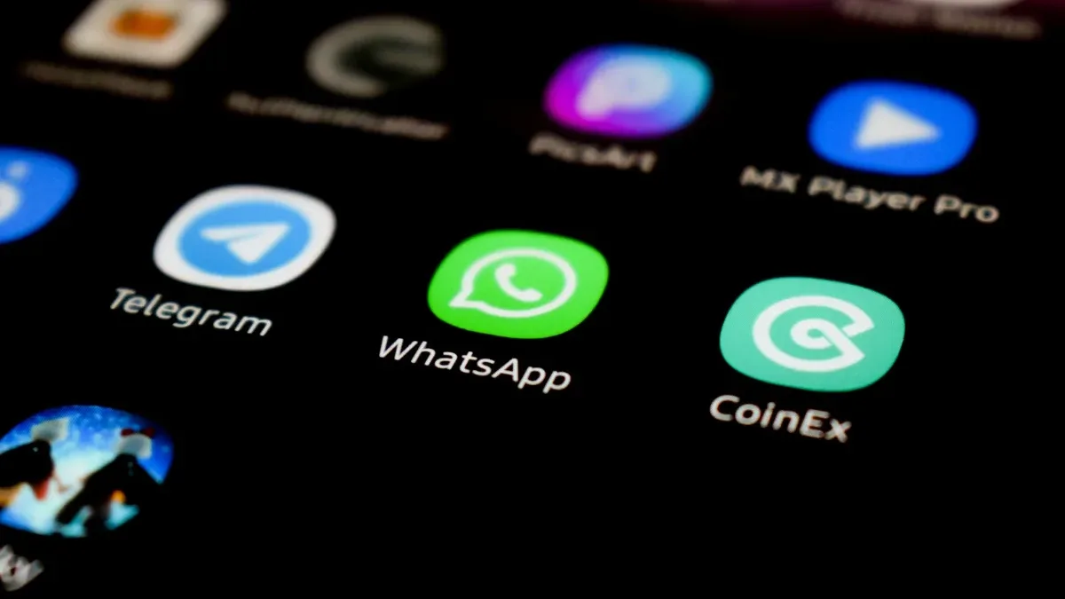 Teléfono móvil con WhatsApp abierto en la pantalla