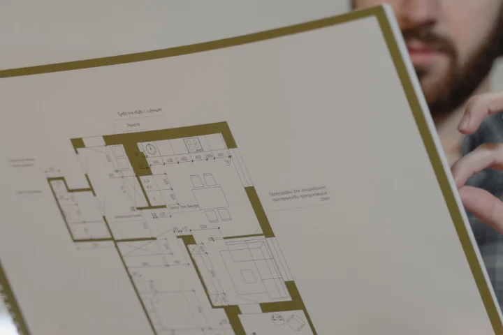 Arquitecto revisando los planos de una vivienda