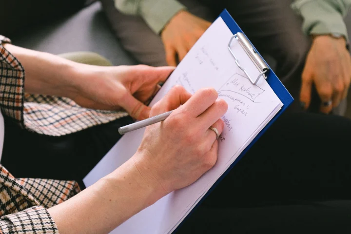 Terapeuta tomando notas durante una sesión