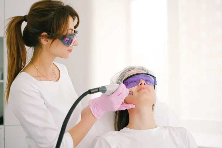 Tratamiento de láser en una clínica estética