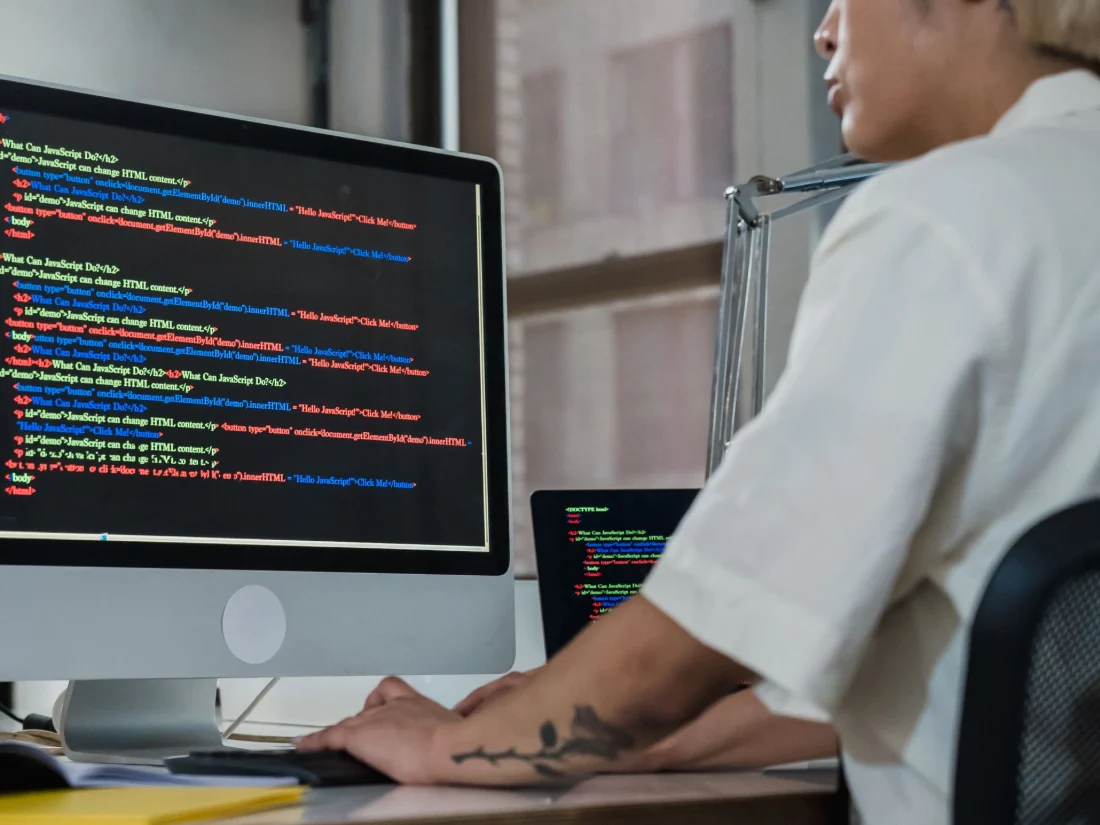 Desarrollador programando funciones a medida