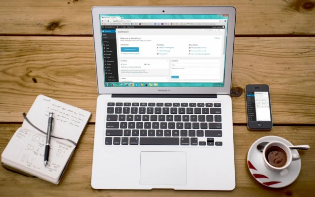 Portátil con el panel de WordPress abierto sobre una mesa