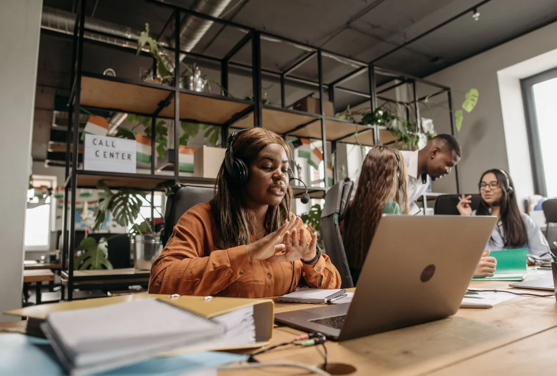 Equipo comercial trabajando con sus portátiles