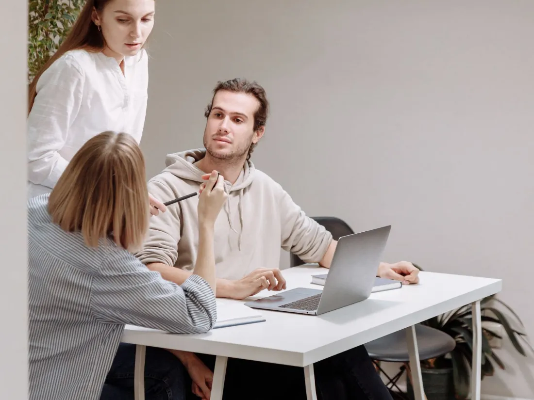 Equipo de una pyme en una reunión de trabajo