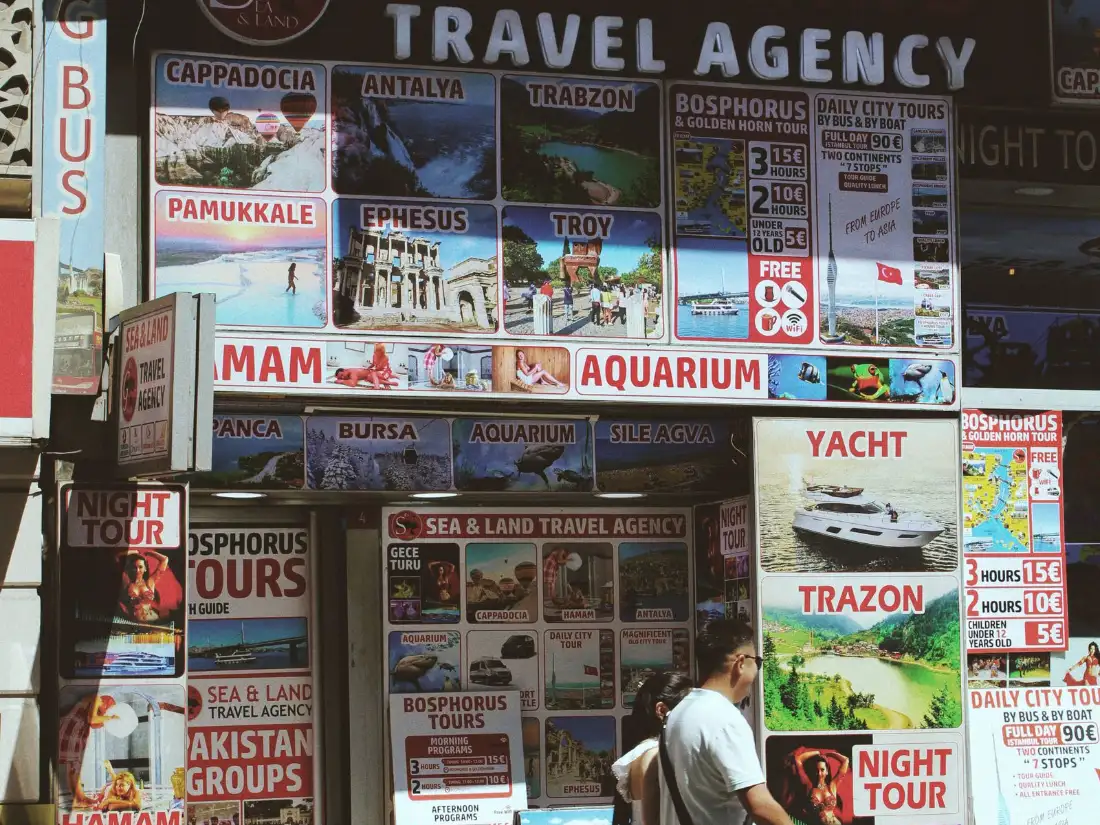 Escaparate de una agencia de viajes con destinos