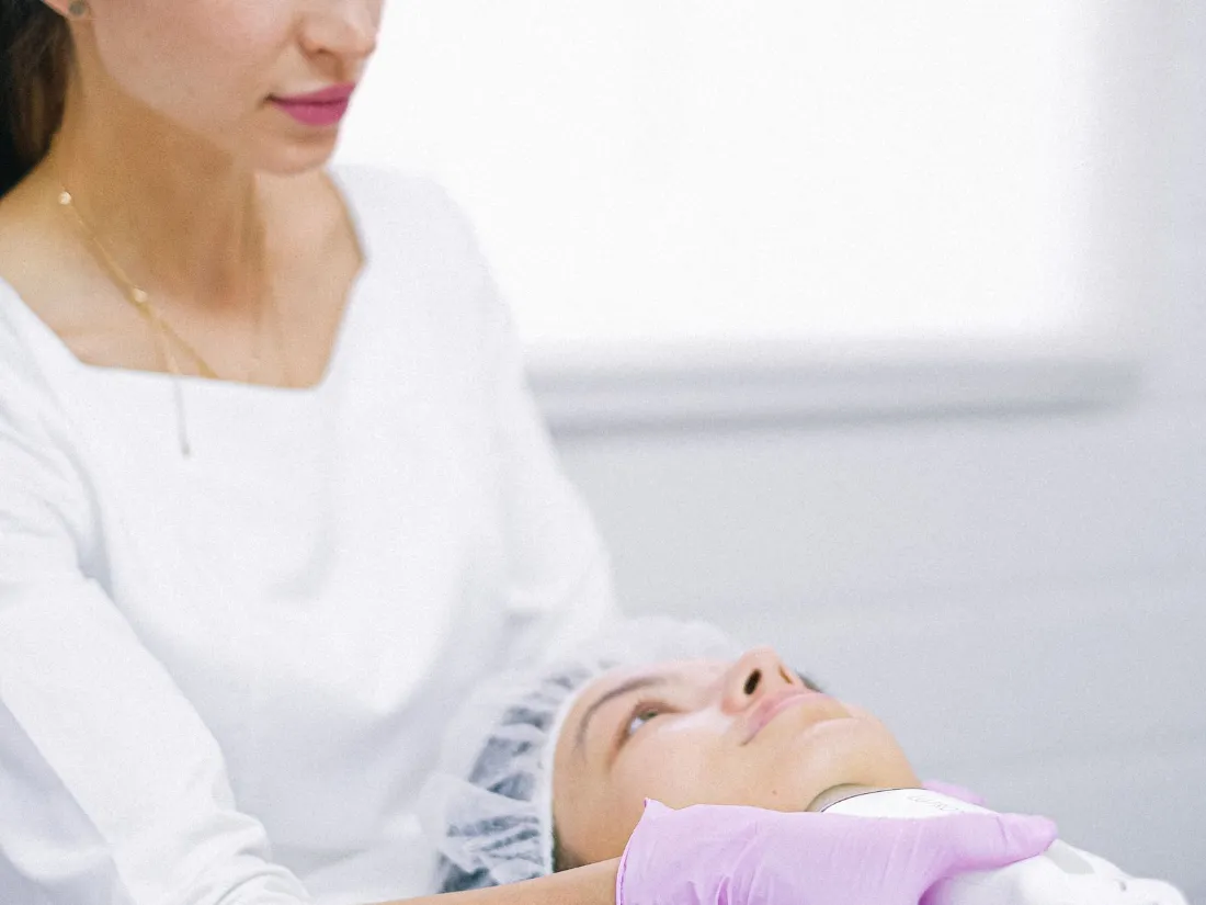 Esteticista realizando un tratamiento con láser en una clínica