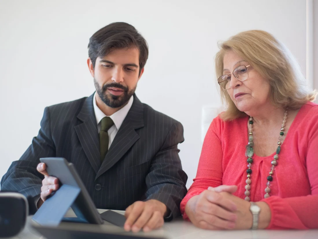 Asesor revisando la facturación con su clienta