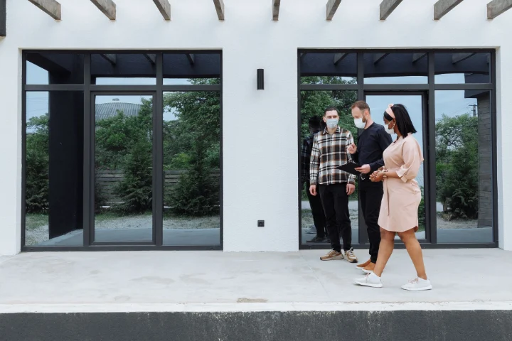 Pareja visitando una vivienda en venta